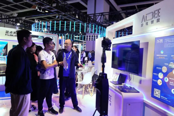 易倍体育网站：AI、机器人、商业航天、智慧城市……中关村展团闪耀2024香港国际创科展(图3)