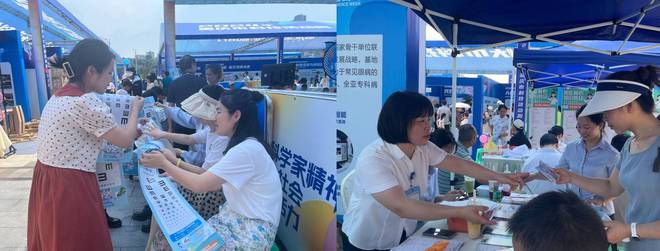 Emc易倍体育：2024年科技活动周：重庆爱尔引领眼病智慧医疗体验之旅(图1)