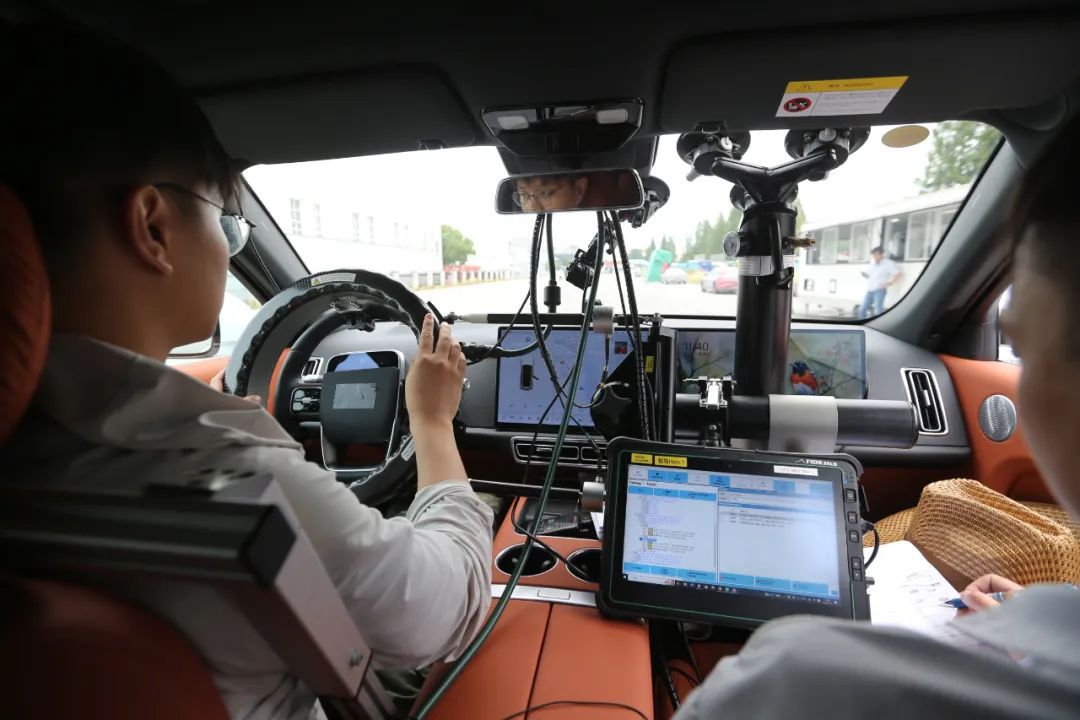 Emc易倍体育：在车端、在路端、在云端！“车路云一体化”试点背后的嘉定“智慧”(图3)