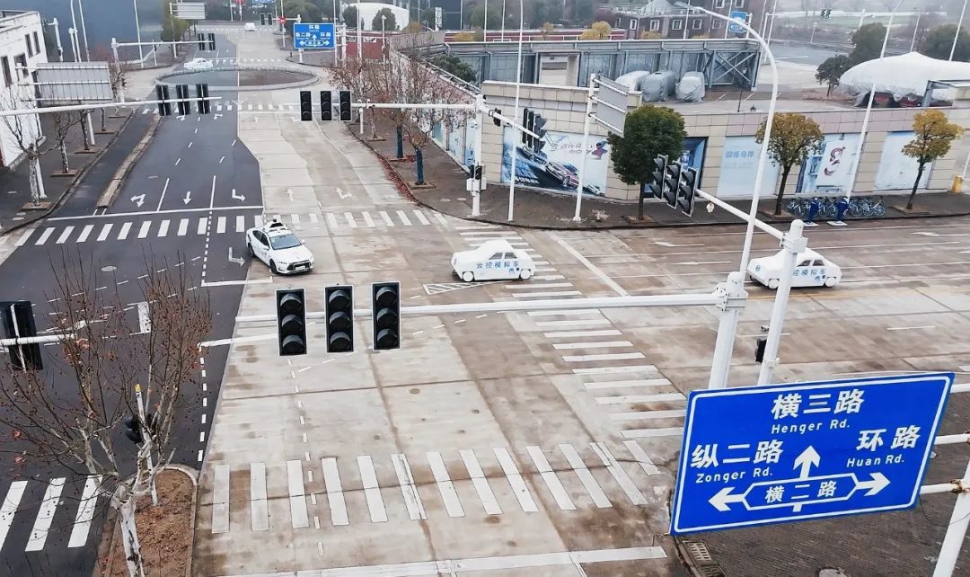Emc易倍体育：在车端、在路端、在云端！“车路云一体化”试点背后的嘉定“智慧”(图2)