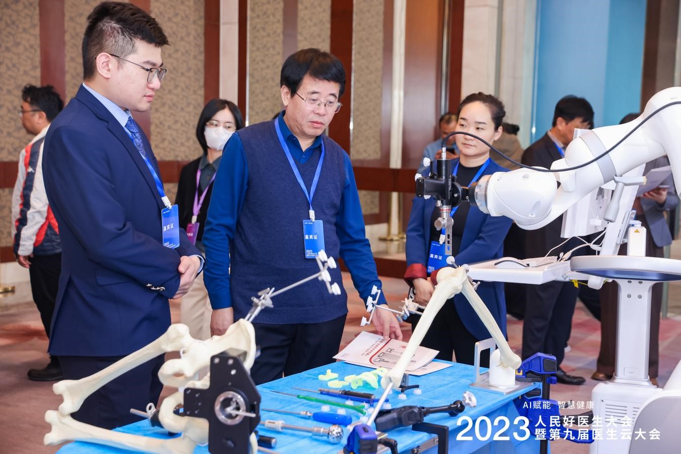 AI赋能健康场景2023人民好医生大会现场搭建沉浸式体验展--健康·生活--人民网(图1)