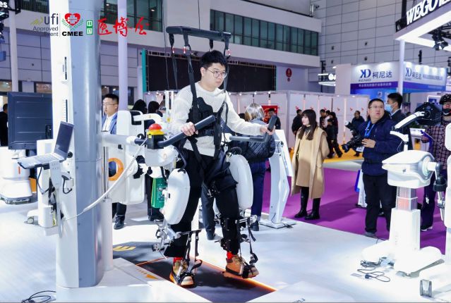 山东医博会聚焦AI医疗智能机器人展会大“炫技”(图4)