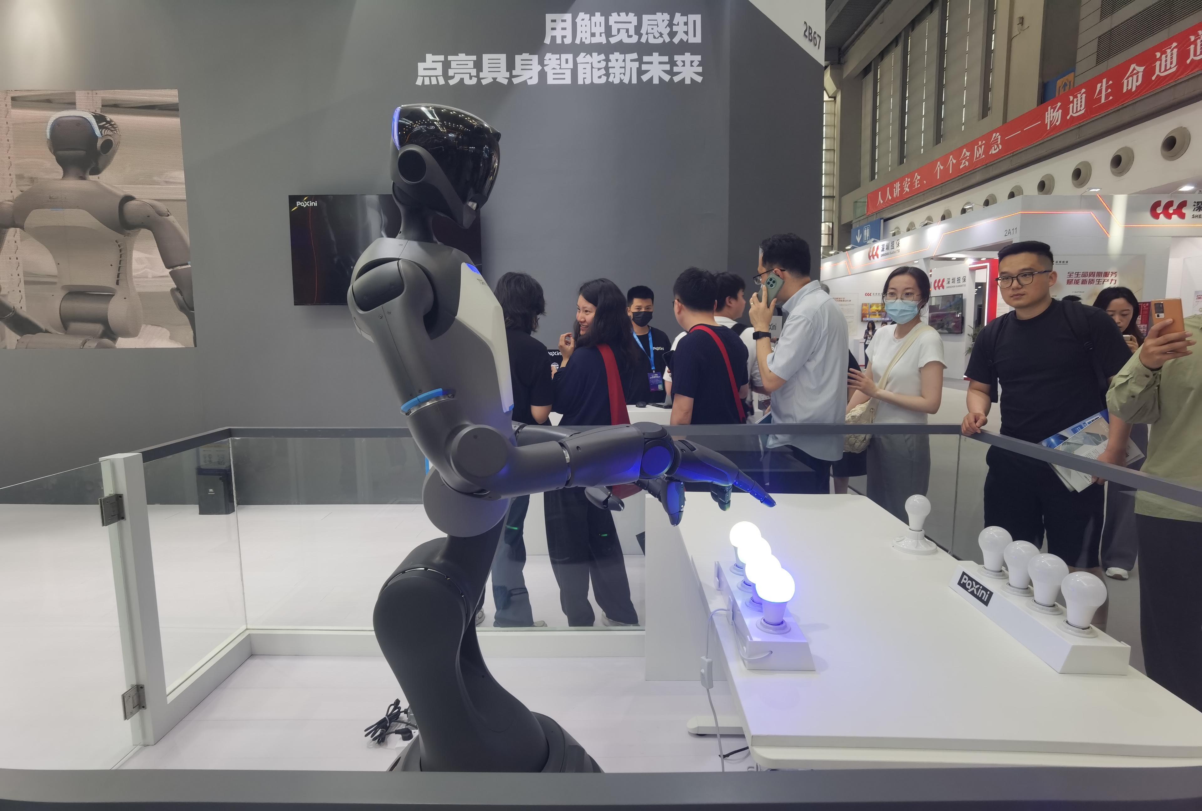 全国首个人工智能终端展在深圳开幕(图1)