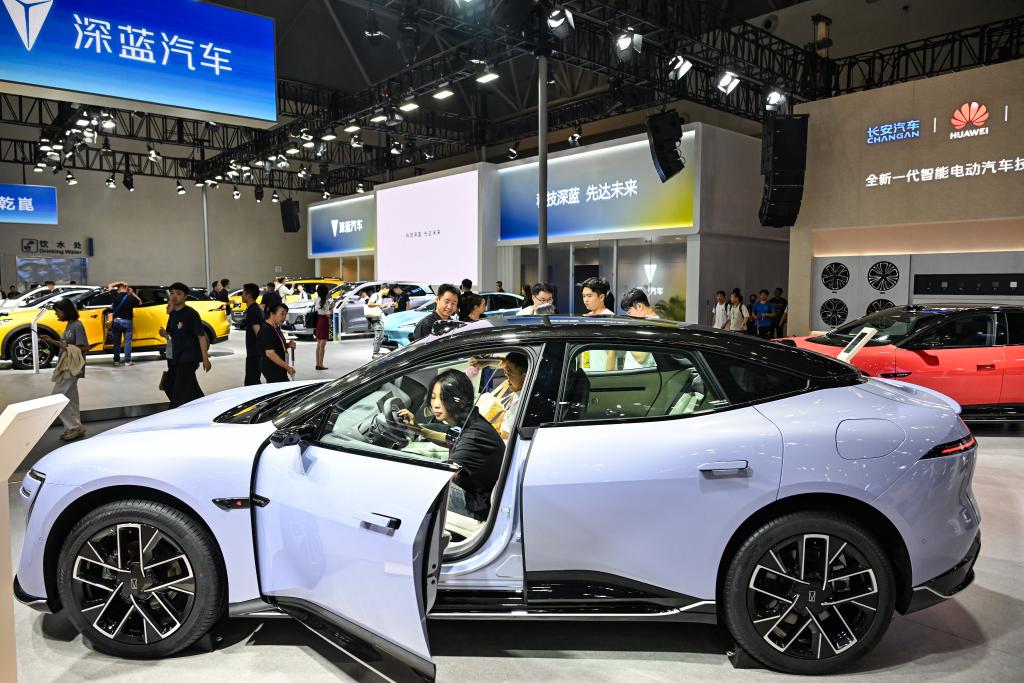 易倍体育网站：更聪明更安全更开放——从智博会看智能网联新能源汽车新趋势(图1)