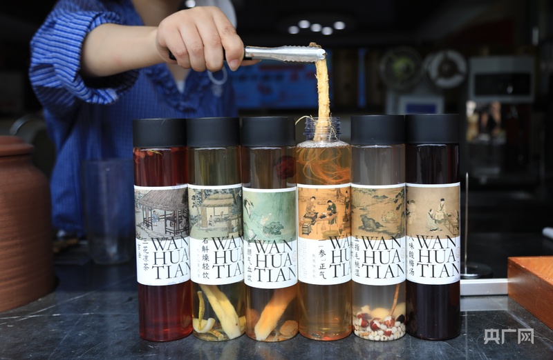 Emc易倍体育：代表委员话开局丨全国人大代表秦凤玉：深耕中医药资源激活健康养生动能(图3)