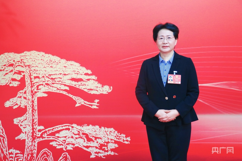 Emc易倍体育：代表委员话开局丨全国人大代表秦凤玉：深耕中医药资源激活健康养生动能(图1)