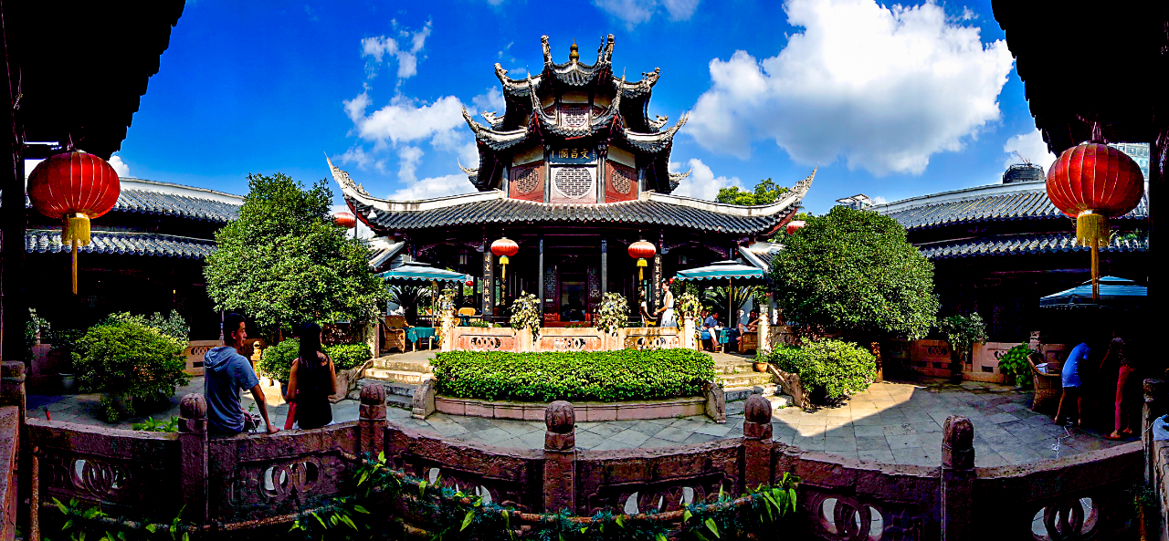 贵阳云岩：绣出城市新颜值街巷长出新时尚(图1)