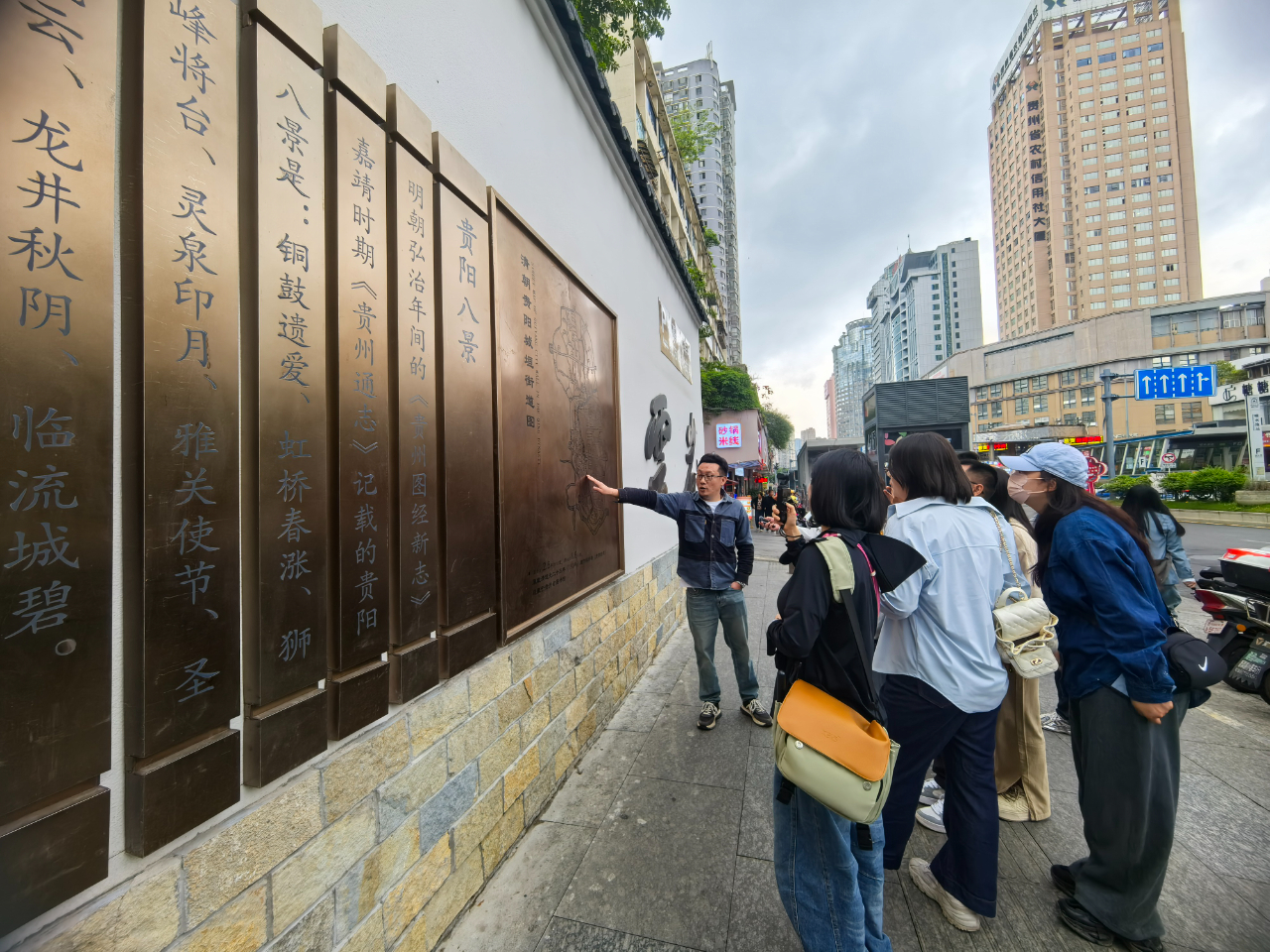 贵阳云岩：绣出城市新颜值街巷长出新时尚(图4)